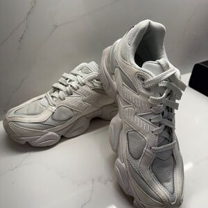 New Balance 9060 Woman’s Size 7